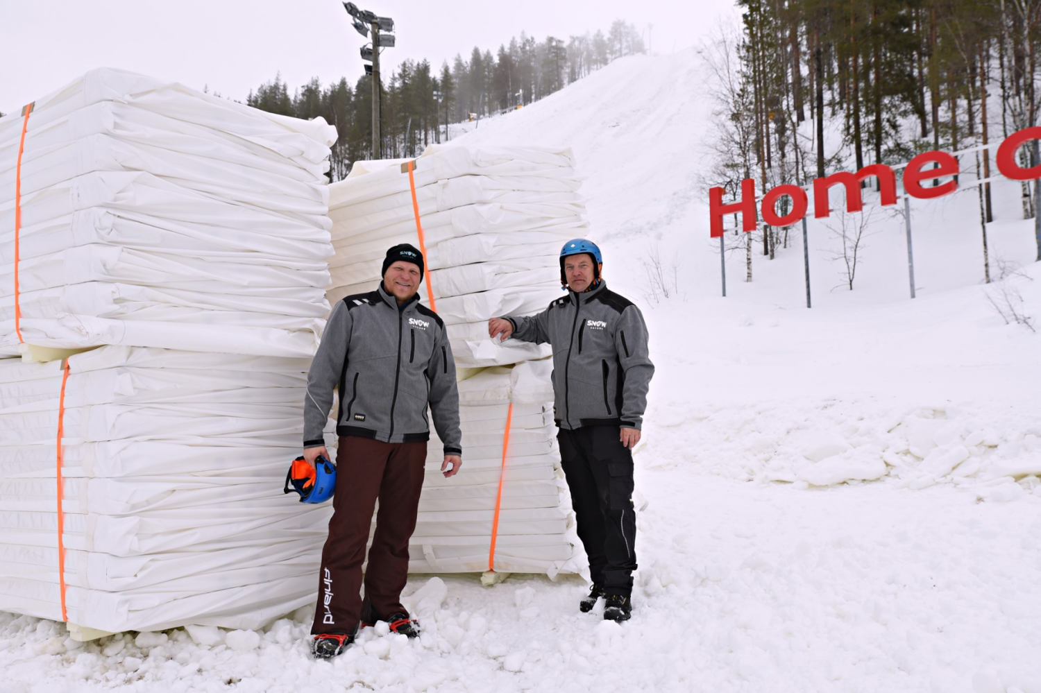 Save snow. Собирает снег. Levi Ski Resort. Законсервированный снег в Леви. Levis Snow.